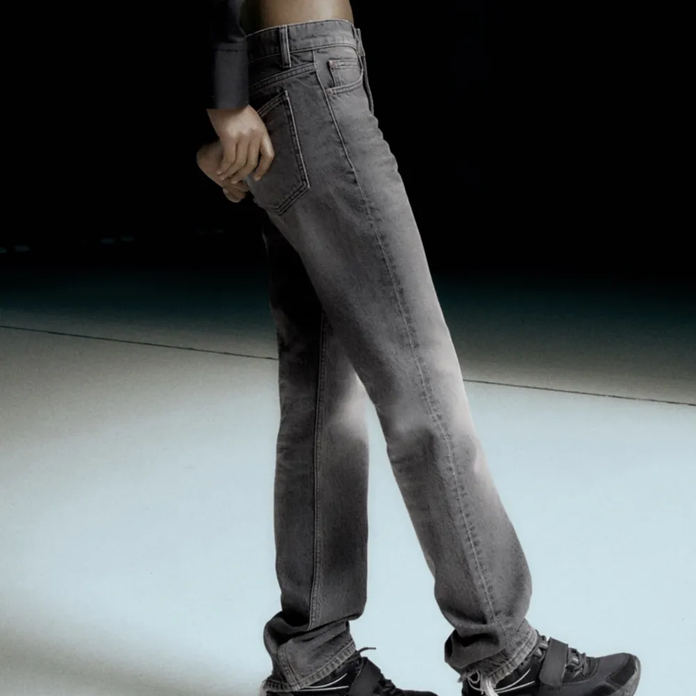 Gråa mid-waist jeans från Zara i storlek 36☺️ skriv för fler bilder!. Jeans & Byxor.