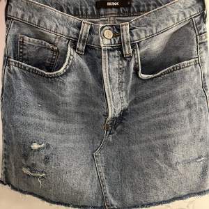 Jättefin jeanskjol från bikbok, Varsamt använd strl S, köptes för ca 400
