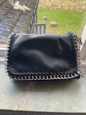 Tiamo Väska i gott skick - Tiamo väska i gott skick säljes! Lite avskrapas färg på knapparna men inget som syns när väskan är stängd eller påverkar funktionen☺️ OBS! Ny annons pga oseriös köpare!