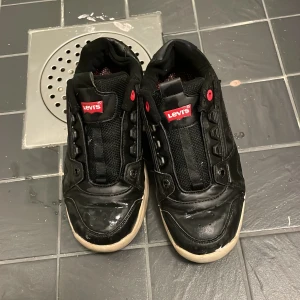 Levis skor - Ett par ganska använda Levis skor som inte passar längre har tvättat så gott jag kunde snöret är lite trasig men inget fel på skorna bara att tvätta 