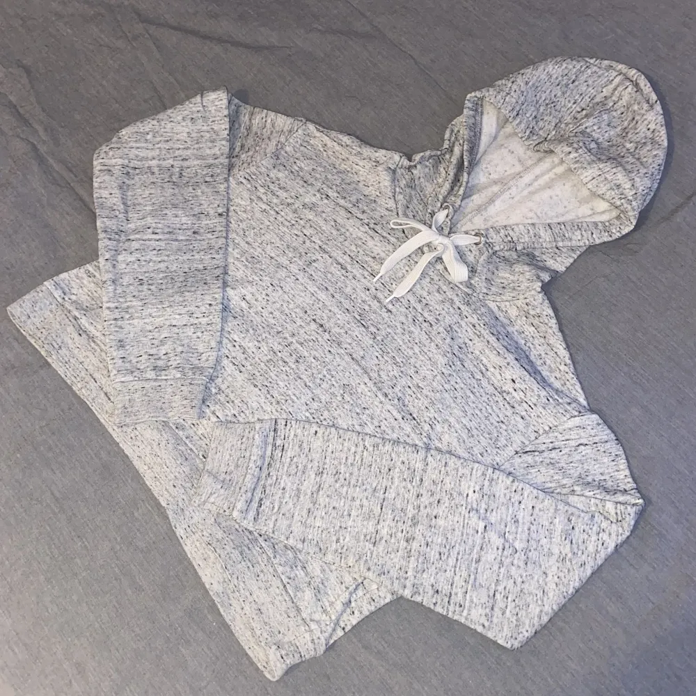 Grå croppad hoodie 🤍 Bekväm och så snygg med ett par stora mjukisbyxor!. Hoodies.