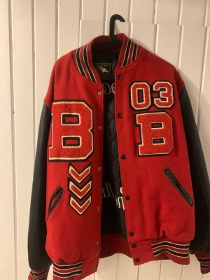 College jacka - Köpt second hand, aldrig använt den själv.