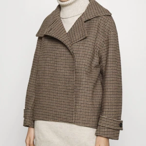 ARKET kappa  - Eftertraktad och trendig kappa från arket, köpt på plick men är i jättebra skick!   Kostar 1500 kr ny  Den är sååå fin men kommer tyvärr inte till användning längre❤️ pris kan diskuteras