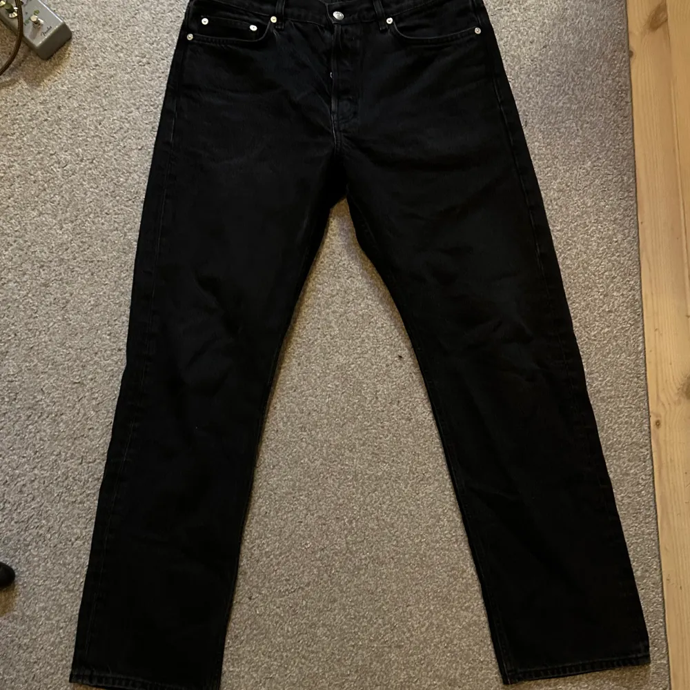 Svarta Arket loose fit jeans i storlek 32/32, passar lite kort på mig (191cm 88kg) . Jeans & Byxor.