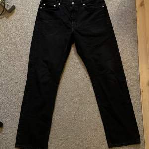 Svarta Arket loose fit jeans i storlek 32/32, passar lite kort på mig (191cm 88kg) 