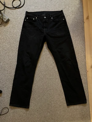Arket Jeans - Svarta Arket loose fit jeans i storlek 32/32, passar lite kort på mig (191cm 88kg) 