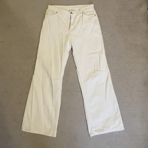 Monki manchester - Wide monki manchester byxor vita Size 44, 32 i jeans storlek 