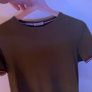 Moncler  - Tjena nu är det dags att sälja min moncler t shirt i färgen grön. Fint skick och 100% äkta. Den är i storlek s.