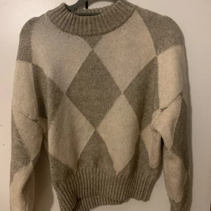 Stickad tröja  - Stickad tröja från H&M som tyvärr inte kommer till användning längre. Jag har använt den ett fåtal gånger så den är i fint skick! 