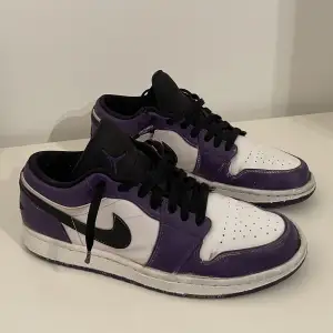 Hej! Tänkte kolla om någon var intresserad av ett par Jordan 1 low court purple i storlek 41/US 8/UK 7. Jag skulle säga att dom är i ett sick 7/8 av 10. Mvh Ville. Kan även mötas upp. 😊
