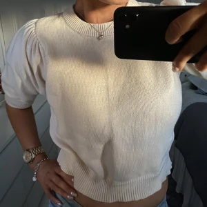 Stickad topp - Supersnygg kortärmad stickad tröja från PIECES köpt på veromoda. Fint skick👌🏼🤍 200 + frakt 🙈