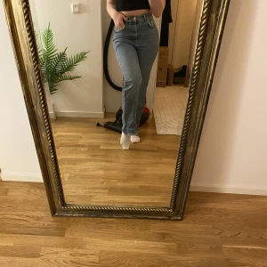 Jeans - Jättefina jeans med slits från pull and bear, är 162 cm och dem är en storlek 36 skulle säga att de passar både m och s