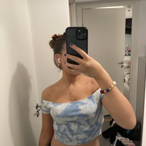 offshoulder t-shirt - Från pull and bear i storlek M passar mig som vanligtvis bär S💗☀️