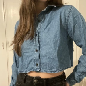 Cropped Jeanstopp från NAKD - Kort jeanstopp från NAKD. Storlek XS. Säljer för 30kr. Köparen står för frakten 😊