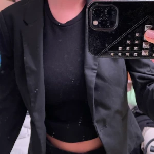 Kavaj från H&M - Säljer denna svarta kavaj från H&M då jag ej använder den. Normal i storleken💓