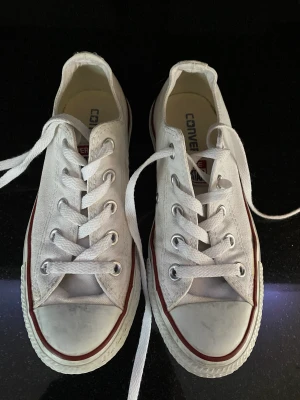 Låga Converse 36 - Låga vita Converse i strl 36 i använt skick