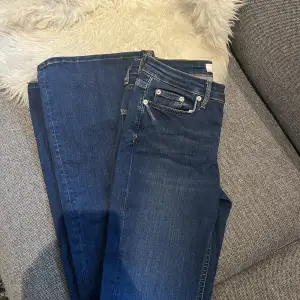 Säljer dessa jeans, helt nya! Saknar dock prislapp men de är aldrig använda. Storlek XS. 