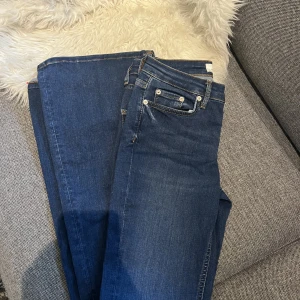 Blå bootcut - Säljer dessa jeans, helt nya! Saknar dock prislapp men de är aldrig använda. Storlek XS. 