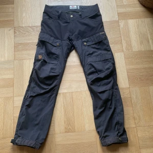 Fjällrävenvenbyxor: Modell KEB - Beskrivning: Fjällrävenbyxor i bra skick. Använts ett fåtal gånger. Köpta år 2019.  Defekter: -