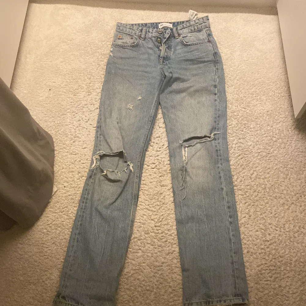 Säljer mina zara jeans för dom är för stora tyvärr. Kontakta mig om ni vill ha fler bilder . Jeans & Byxor.