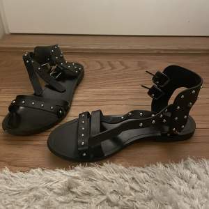 As coola svarta sandaler från okänt märke med ”stenar/nitar” på. Köpta för 700kr💋