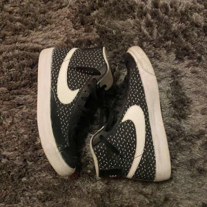 Nike blazers limited edition❤️‍🔥❤️‍🔥 - Ett par nästan oanvända nike blazers i en limited edition colorway💥 Perfekta nu till vår och sommar👑 ps dom går inte att hitta längre