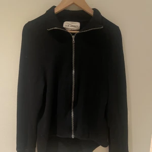 Unik OurLegacy tröja  - Unikt plagg fårn OurLegacy i storlek 48! Varan är i okej skick med ett litet hål på baksidan, bild finns! 