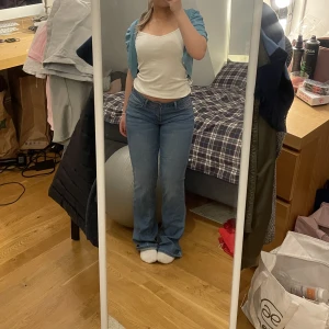 Lågmidjade jeans - Säljer dessa ljusblåa lågmidjade jeans! De är i storlek 26-27 och jag är 161 ungefär💕