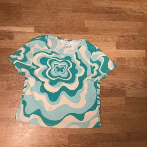  T-shirt  - En vit och grön tröja. Jag säljer den för att det är inte riktigt min stil.