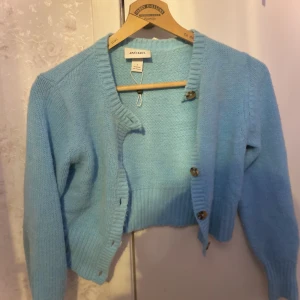 Blå stickad tröja  - Ljuset gör så det ser ut som en fläck men det är det inte är i bra skick Storlek S  Pris 100kr Original pris: 300kr 