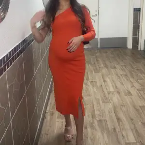 Hej tjejer, Här har jag en klänning som är orange med en arm, köpt från zara det är ingen gravidklänning men använde den under graviditeten den är i storlek M men passar för L också eftersom den är töjbar, den är använd bara en gång