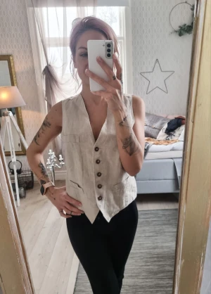 Väst - Vintage stil väst i beige med silkes rygg Fint skick 