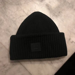 Acne mössa  - Svart acne mössa i bra skick. Köpt förra året och använd några få gånger. 