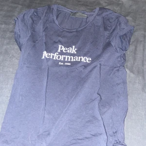 Peak performance T-shirt (mörkblå) - Kom privat för mer bilder🤍 t shirt använd fåtal gånger behöver bara strykas