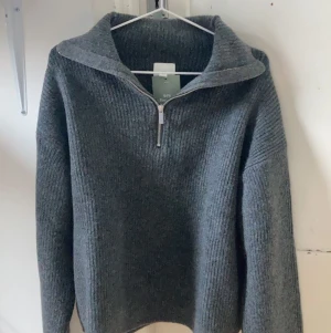 Grå zip  - Inte använd och prislapp kvar.  Är storlek M men passar S lika bra  Nypris 400 mitt pris 300 + frakt Egan prisförslag tas emot 