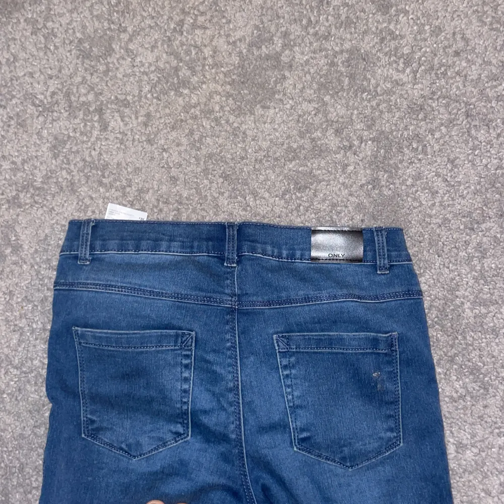 Säljer nu ett par super snygga mörkblå jeans i modellen flare ❣️dem är i storlek 164 men skulle passa en som har storlek 32-34 säljer billigt då jag vill bli av med dem fort❣️. Jeans & Byxor.