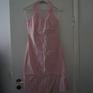 Rosa klänning - Rosa klänning köpt secondhand. Helt oanvänd. Allt jag säljer vill jag bli av med innan den 20/11 då jag flyttar utomlands, pruta på och om ni vill ha fler produkter kan jag lösa paketpris💯