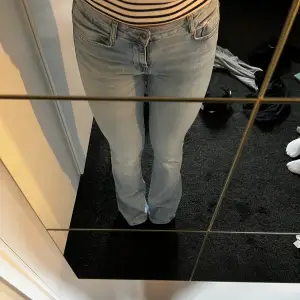Ett par supersnygga ZARA low waist jeans i storlek 38!!! Sitter jättefint på och har den perfekta längden i benen. Är i ett perfekt skick!!