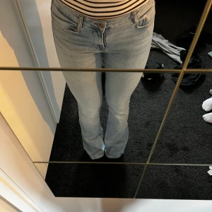 Zara low waist jeans  - Ett par supersnygga ZARA low waist jeans i storlek 38!!! Sitter jättefint på och har den perfekta längden i benen. Är i ett perfekt skick!!