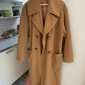 Vinterkappa - En perfekt vinterkappa som dessvärre sitter lite för mycket over-size på mig. Står ej storlek i den men skulle gissa på att det är en 40. Passar både mindre och större storlekar beroende på hur den önskas sitta :)