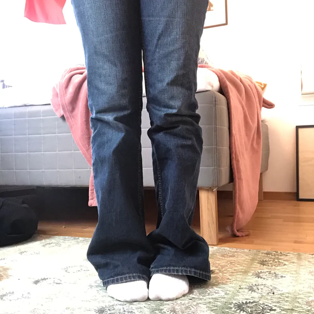 ‼️ PRIS KAN DISKUTERAS ‼️ Ett par ur snygga bootcut jeans från LEE. Lite trasiga där nere men resten är som nytt Jag är 1,60. Jeans & Byxor.