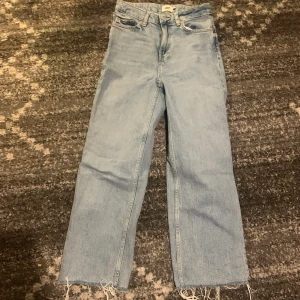Jeans - Ljusblåa jeans som är lite thightare runt rumpan. Knappt blivit använd på grund av fel storlek