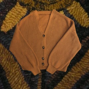 Gul kofta - Senapsgul stickad kofta!! väldigt baggy och mysig, gillar tyvärr inte färgen längre :”) jag är 1,60 för referens😙 