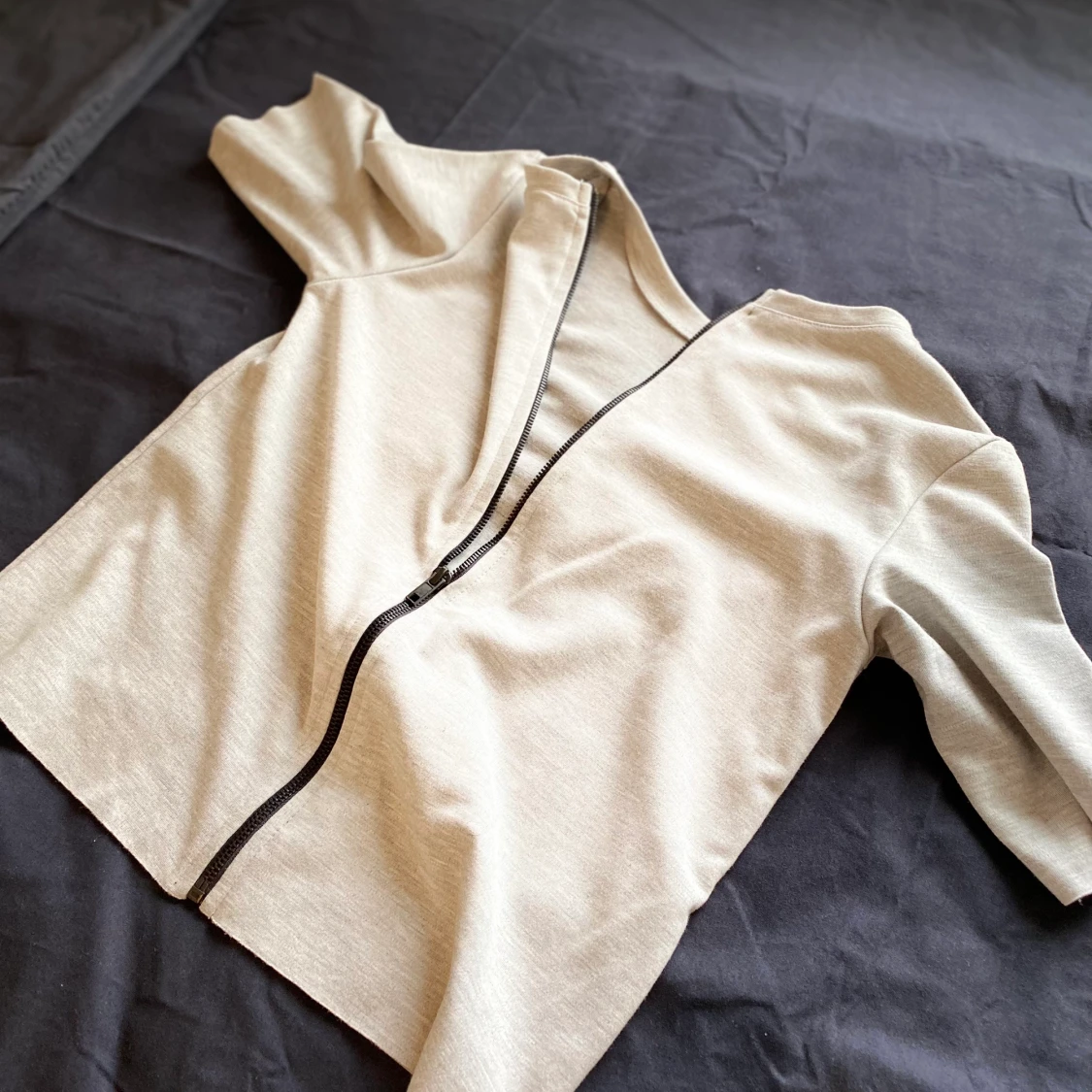 Tröja med dragkedja på ryggen