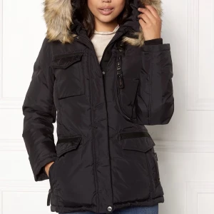 Hollies livigno  - Säljer min vinterjacka från Hollies Modell livigno jackan har knappt används då de inte vart särskilt kallt där jag bor under vintern, jag köpte denna jackan på pondus för ca 4999:- jackan är i storlek 46 men tycker jackan sitter som en M/L