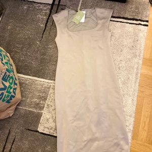 Klänning - Klänningen är helt ny från hm prislappen på