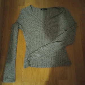 Grå topp  - En grå topp från shein i storlek M passar även s och XS, bra skick och inte använd 