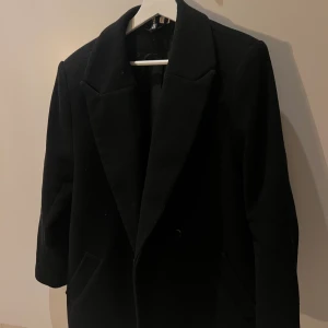 Varm kavaj kappa från H&M  - Säljer denna kavaj/korta kappa från H&M i storlek M. Frakt tillkommer på 59kr annars kan den hämtas i nacka 