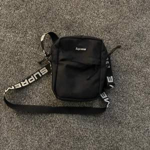 Supreme Shoulderbag från ss18. Köpare står för frakt (66kr) spårbart 