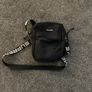 Supreme shoulderbag ss18  - Supreme Shoulderbag från ss18. Köpare står för frakt (66kr) spårbart 